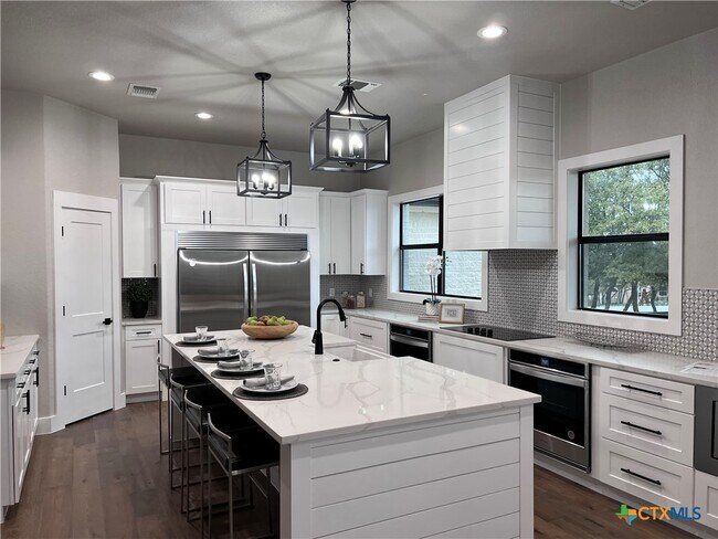 Building Photo - 725 Winding View