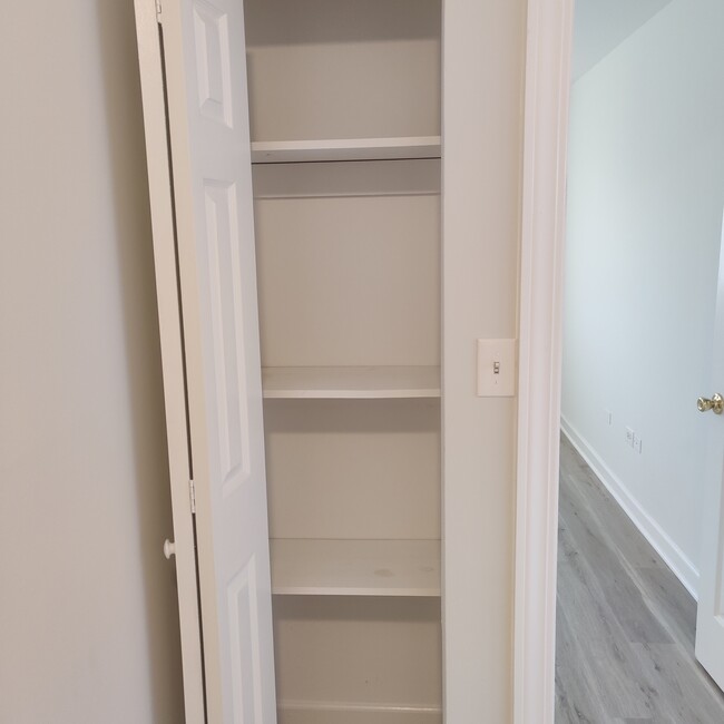 Linen closet - 900 W Fullerton Ave