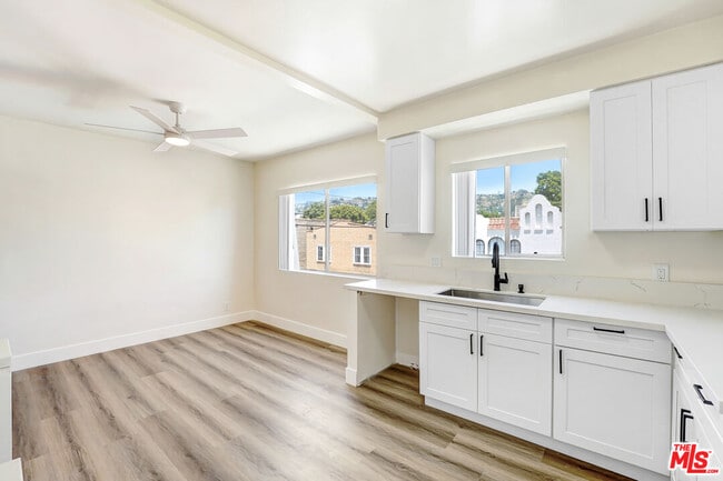 Foto del edificio - 8208 Romaine St