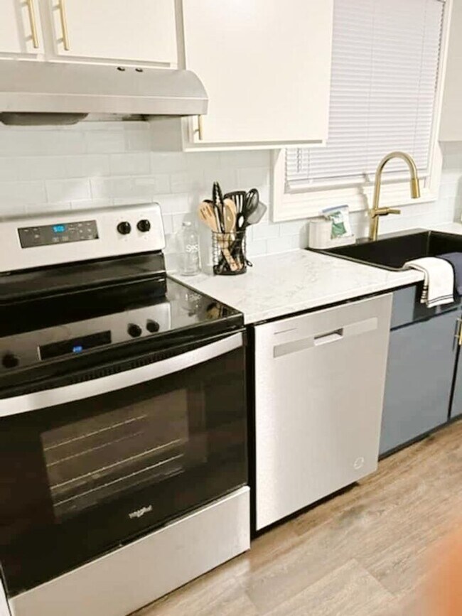 Foto del edificio - Close to Notre Dame, updated 3 bedroom 1 bath home.