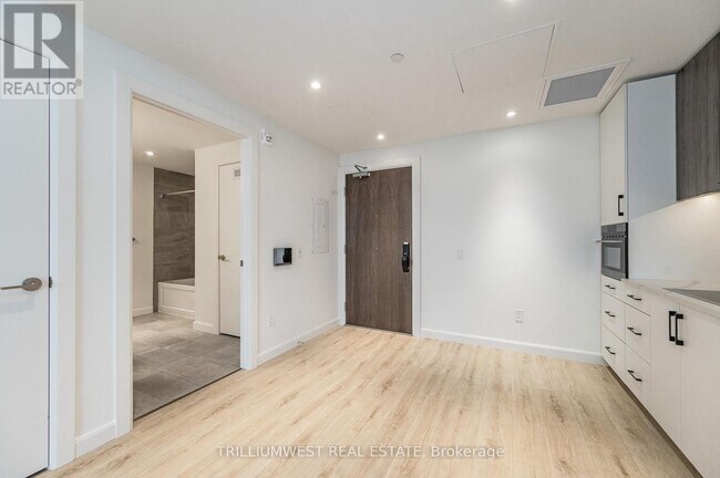 Photo du bâtiment - 741-741 King St W