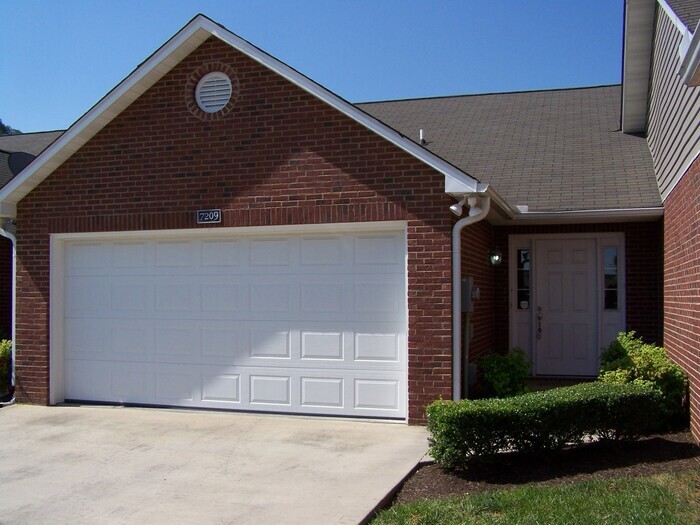 Foto principal - Spacious 3-Bed, 2-Bath Townhouse with Bonus Room & 2-Car Garage in North Knoxville