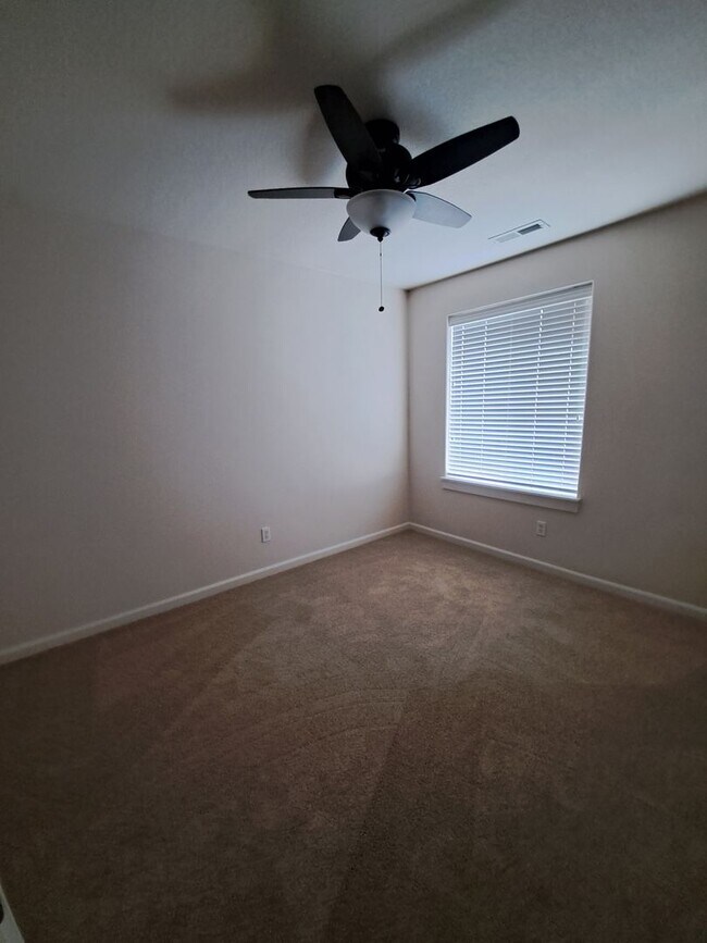 Building Photo - 3 bedroom End Unit Townhouse - Oregon City