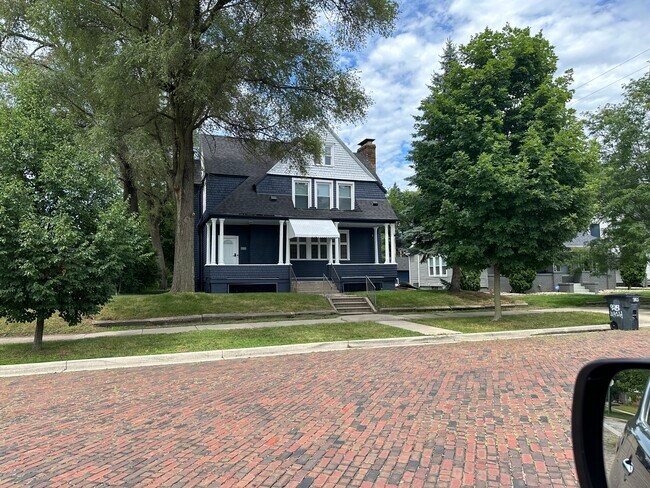 Frente - 1003 E Washington St