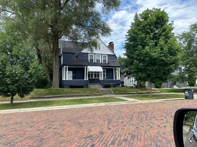 Front - 1003 E Washington St