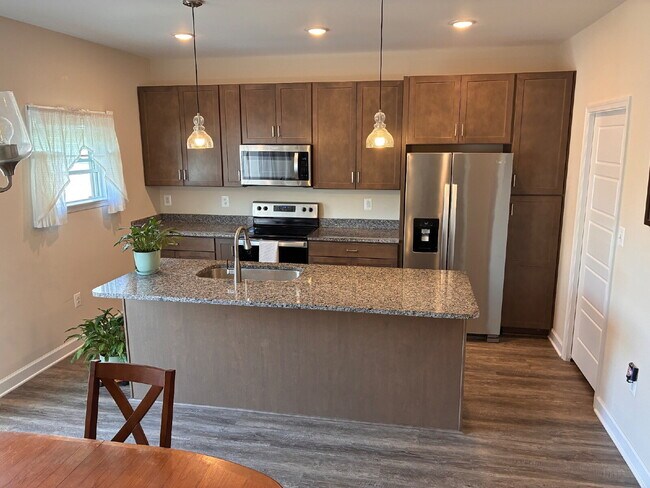 Foto del edificio - Coming Soon. Beautiful 4 Bedroom 3.5 Bath Townhome in sought after Congers Creek Community. Minut...