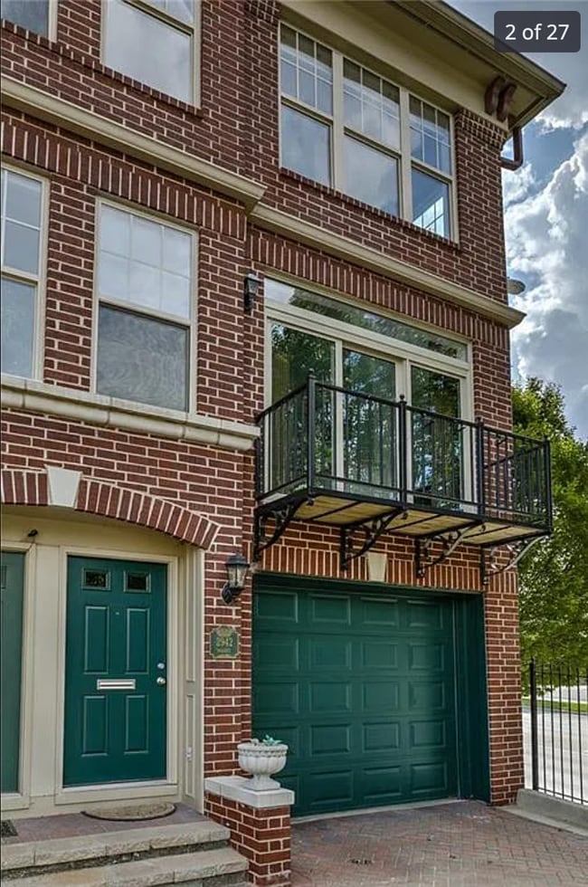 Building Photo - 2942 Walnut St
