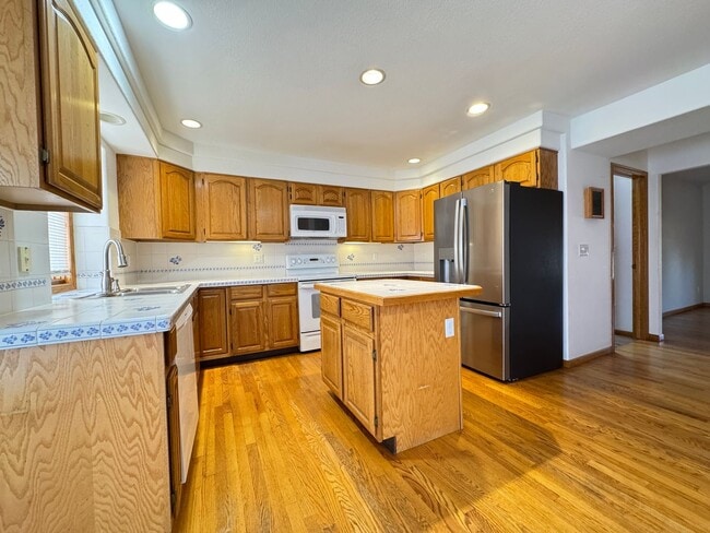 Building Photo - Spacious home in English Ranch