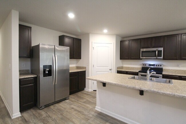 Foto del edificio - Newer construction 4 bedroom 2 bathroom ho...