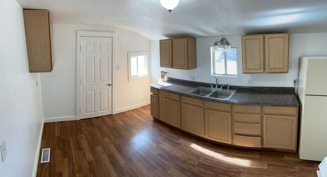 Building Photo - 1 BEDROOM MAGNA DUPLEX - GREAT PRICE!