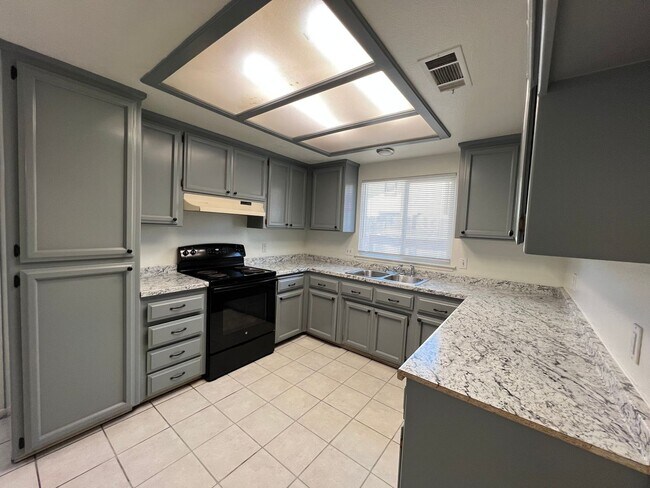 Foto del edificio - 3 bedroom and 2 bathroom home! AVAILABLE J...