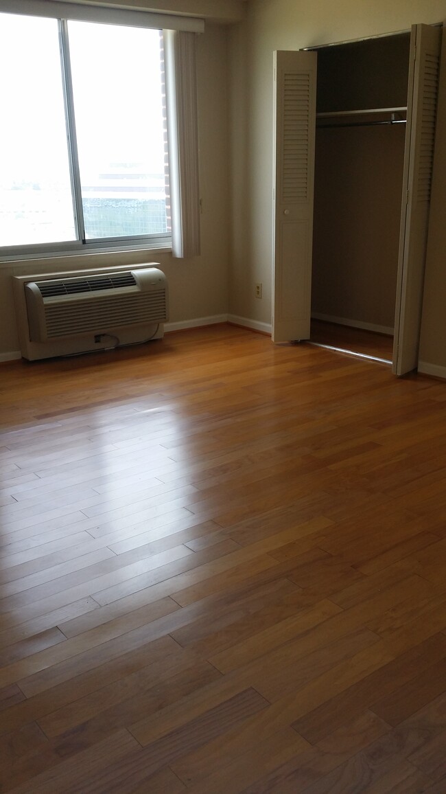 Foto del edificio - 9701 Fields Rd