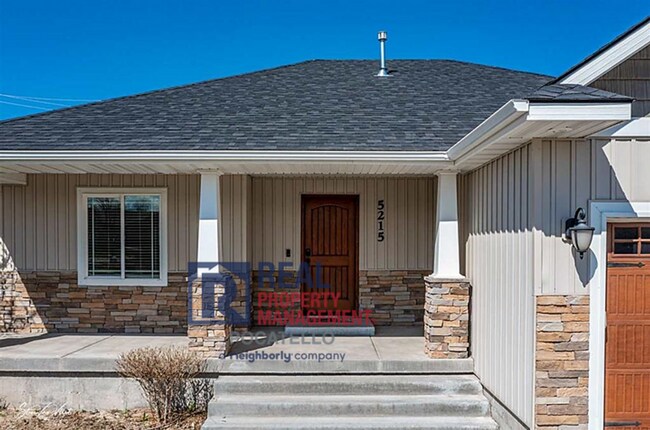 Building Photo - Beautiful - Elegant - 5 Bedrooms - 3 Car -...