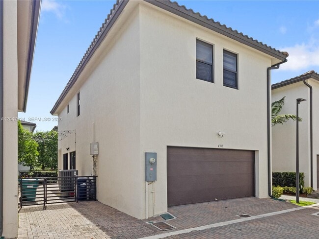 Foto del edificio - 4388 NW 81st Ave