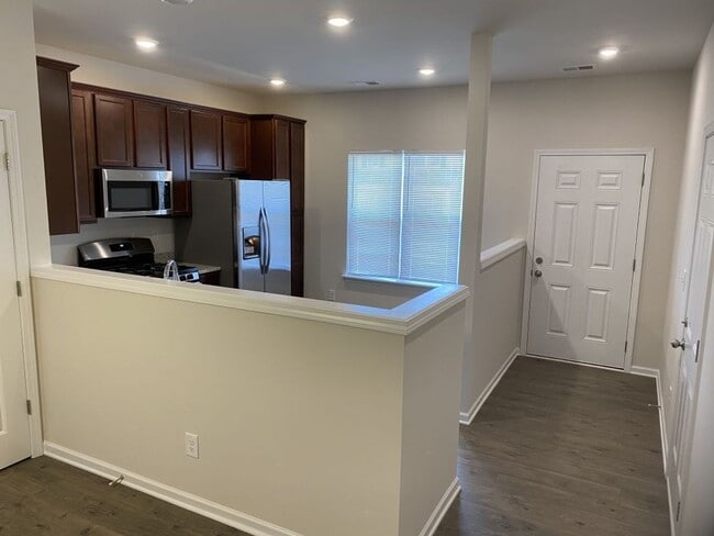 Building Photo - Spacious 2 Story, 3 Bed, 3 Bath Townhome n...