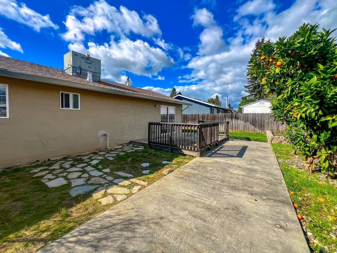 Foto del edificio - Single-Level Napa Classic with A/C, Fireplace & Attached Garage