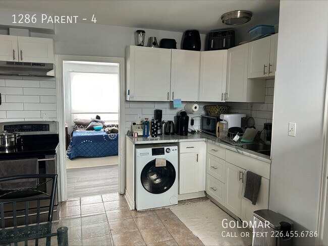 Photo du bâtiment - New listing off Ottawa St.