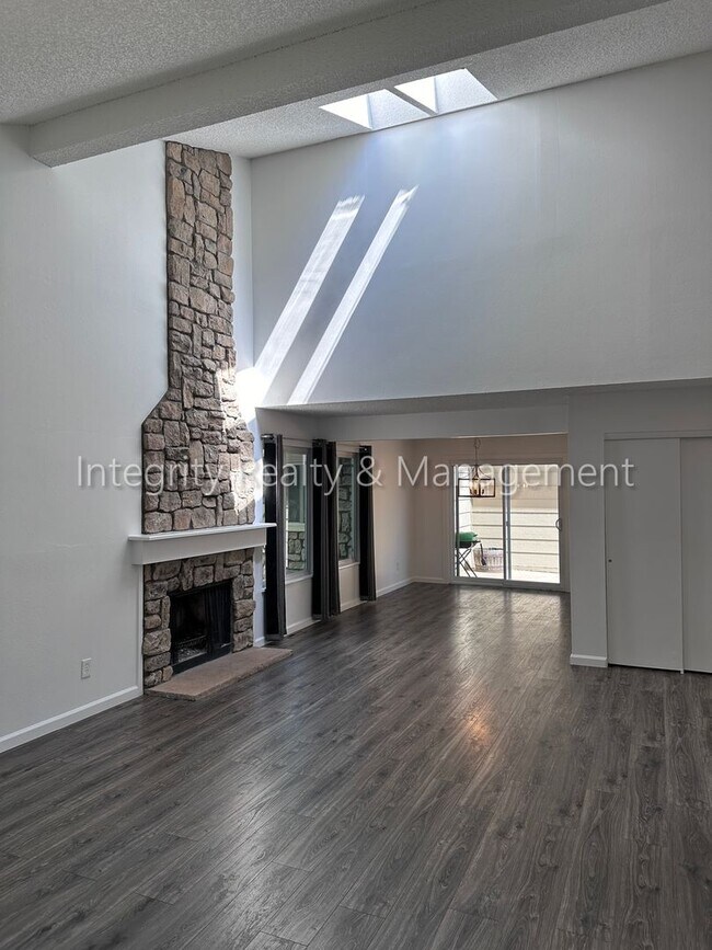 Building Photo - 3 Bed/1.5 Bath, 1,468 Sqft - 3860 S Atchis...