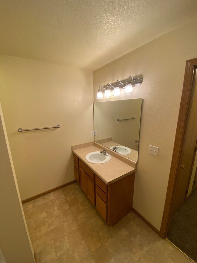Foto del edificio - Beautiful 2 bedroom 1 bathroom duplex close to FLW!!