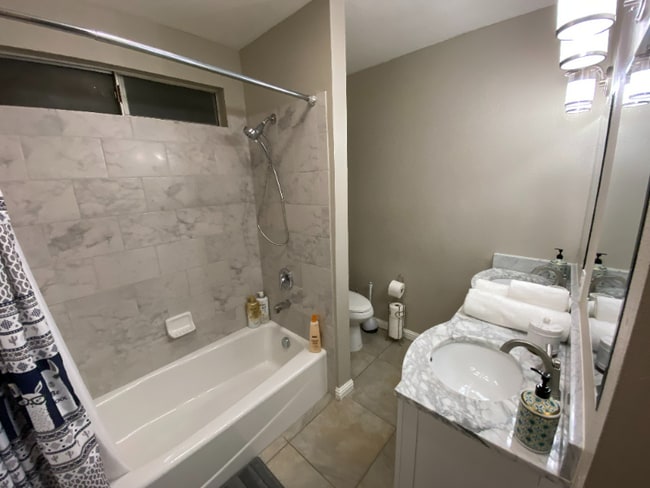 Building Photo - 400 Daffodil Dr