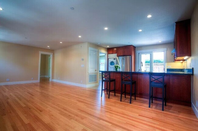 Foto del edificio - Beautiful 2 Bed 2 Bath Duplex with A/C