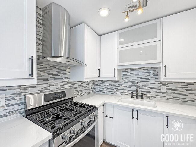 Foto del edificio - Sophisticated 2BD/2.5BA City Heights Home with Private Deck, Canyon Views & Soaking Tub
