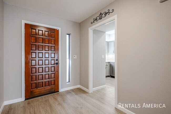 Foto del edificio - Beautiful Updated Home in Turtle Creek