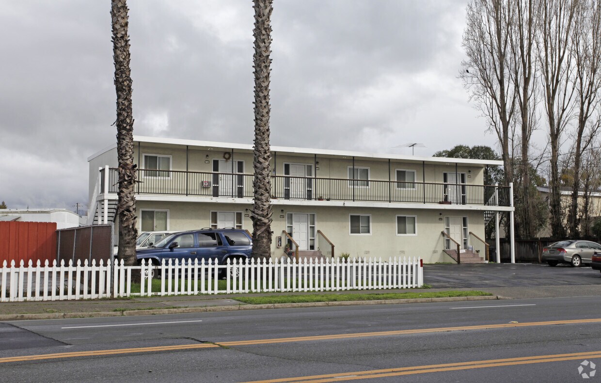 Building Photo - 738-750 Lincoln Ave