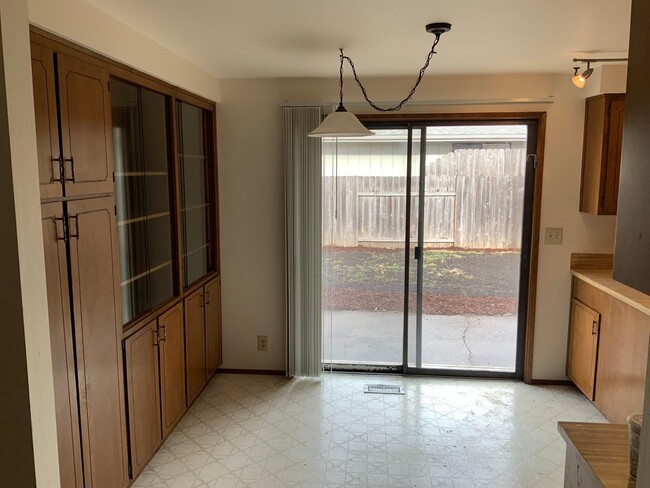 Foto del edificio - 2 Bedroom Duplex in Springfield