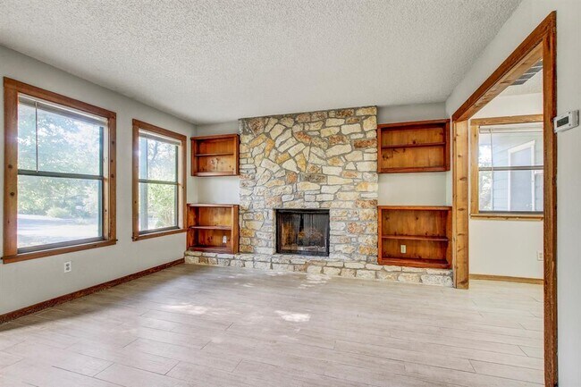 Foto del edificio - 104 Laurelwood Dr N
