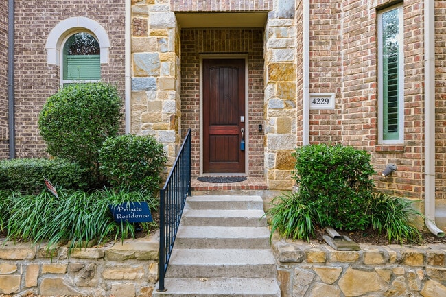 Photo - 4229 Broadway Ave Townhome