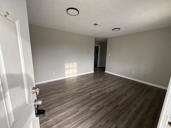 Building Photo - 1270 Fairground Rd