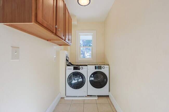 Foto del edificio - Available Now! Sunny & Large 3-Bedroom: In...