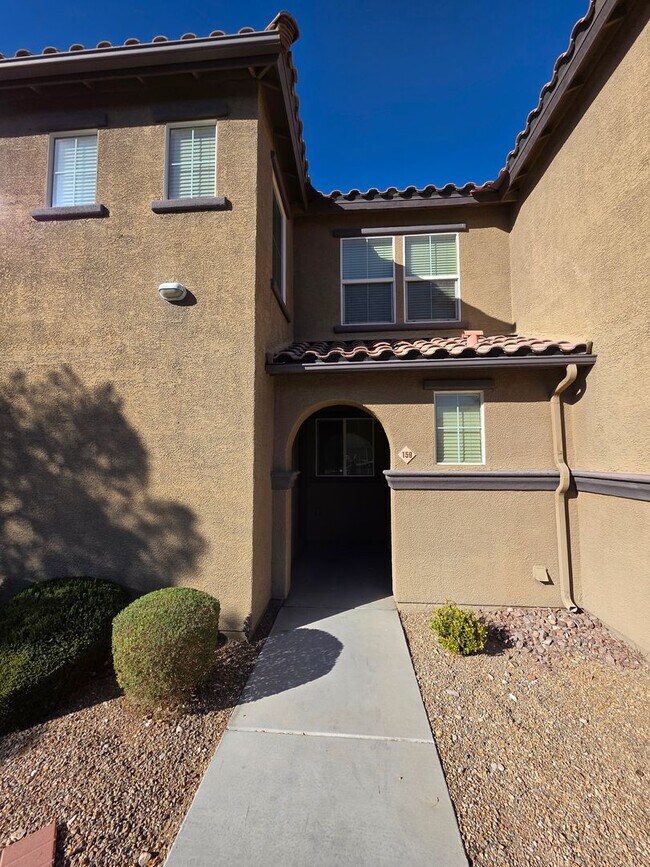 Building Photo - Newly renovated town home features 3 bedro...