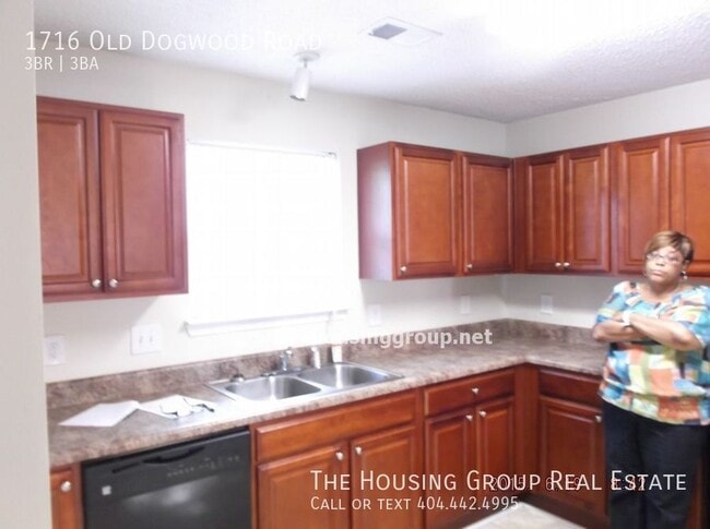 Building Photo - Beautiful 3 BR Joneboro Townhome