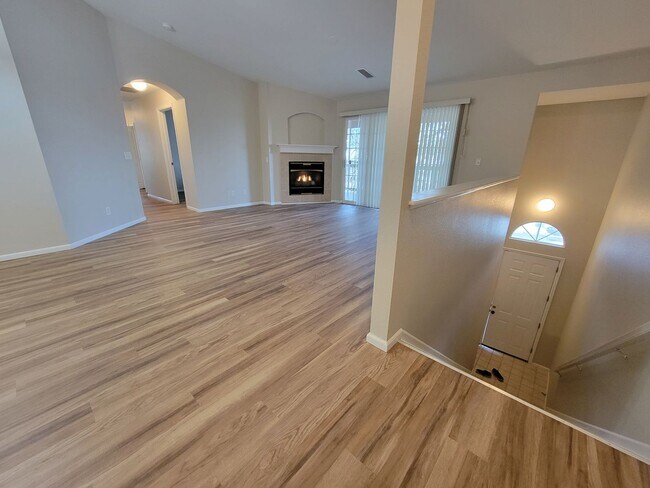 Foto del edificio - Spacious 2 bed, 2 bath townhome style cond...