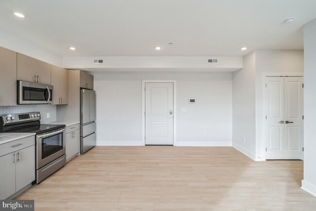 Building Photo - 646 N 32nd St