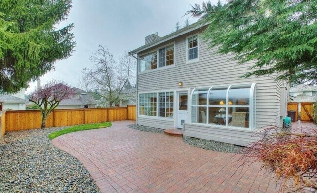 Building Photo - Welcome Home: Elegant Living in a Sunlit S...