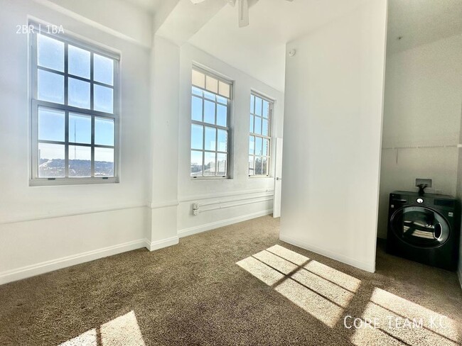 Building Photo - Recently Renovated 2 Bedroom with Large Wi...