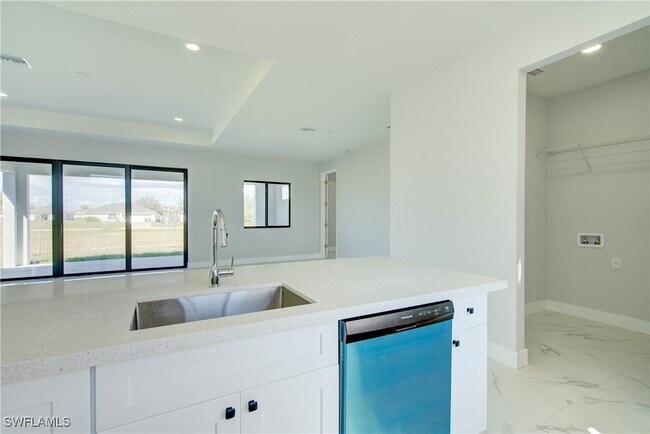 Foto del edificio - 2431 Tropicana Parkway W