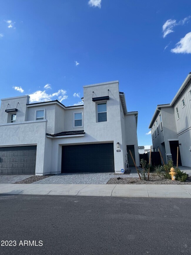 Building Photo - 4868 E Village Dr