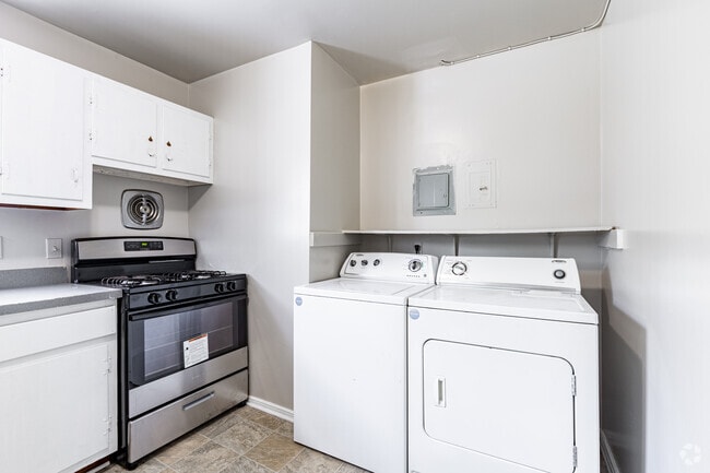 New Castle Apartments - 201 Newcastle Dr Colonial Heights, VA