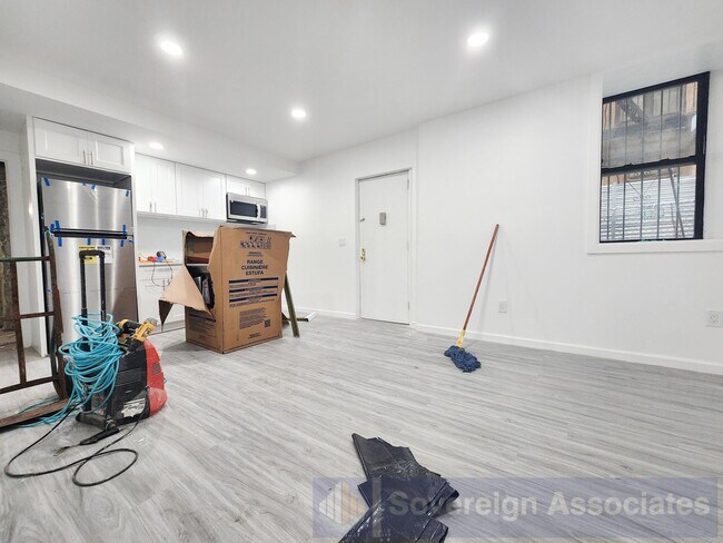 Building Photo - 112 Nagle Ave