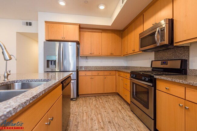 Foto del edificio - Lovely Townhouse | Central A/C | Private Balconies