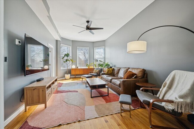 Foto del edificio - 3024 N Sawyer Ave