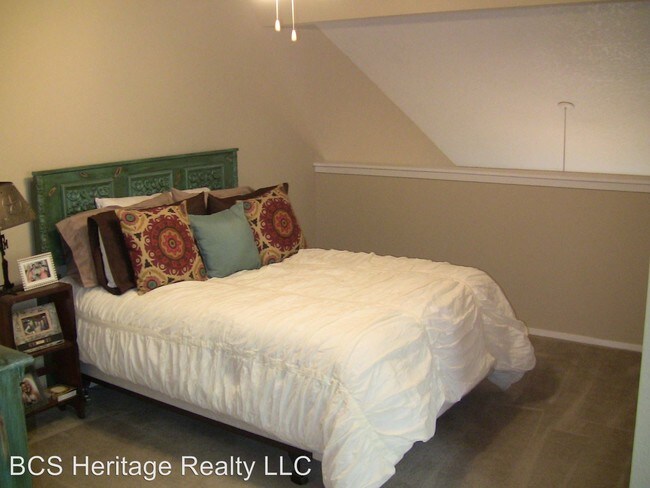 Building Photo - 1102 Spring Loop