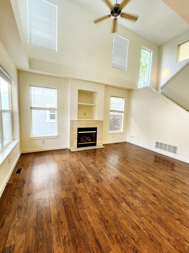 Foto del edificio - Beautiful 4 Bedroom Home - Just Blocks fro...