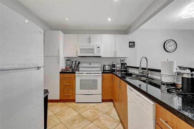 Building Photo - 3725 S Ocean Dr