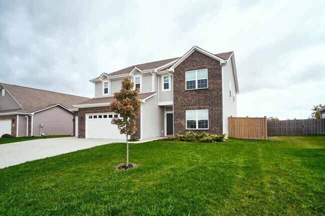 Building Photo - 5 Bedroom, 3 Full Bath in Fortville!
