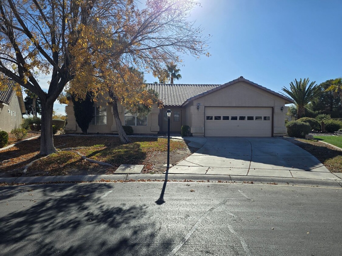 Foto principal - GUARD GATED SINGLE STORY HOME WITH FENCED ...